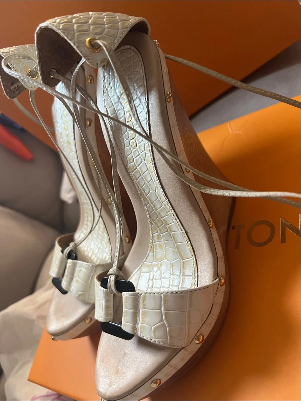 bebe elegant beige